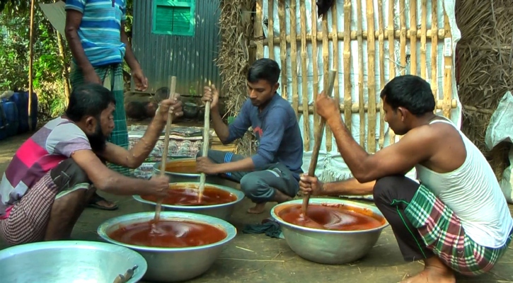 খেজুর রসের গুড় তৈরিতে ব্যস্ত গাছিরা